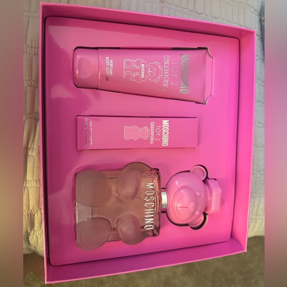 Moschino Ladies Toy 2 Bubblegum Gift Set Fragrances NIB Rare Set Full Size - Picture 4 of 10